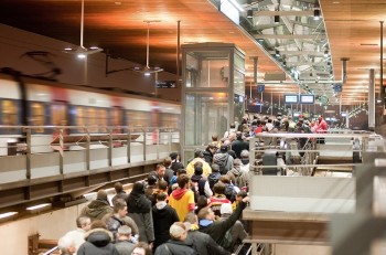 Gestion de flux en gare de La Plaine-Stade de France : ouverture des rampes d’accès aux quais après arrivée et arrêt d’un train