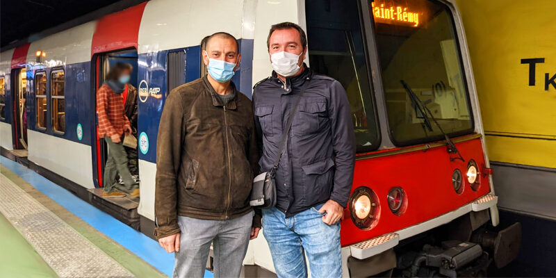 Portrait des deux conducteurs devant un RER